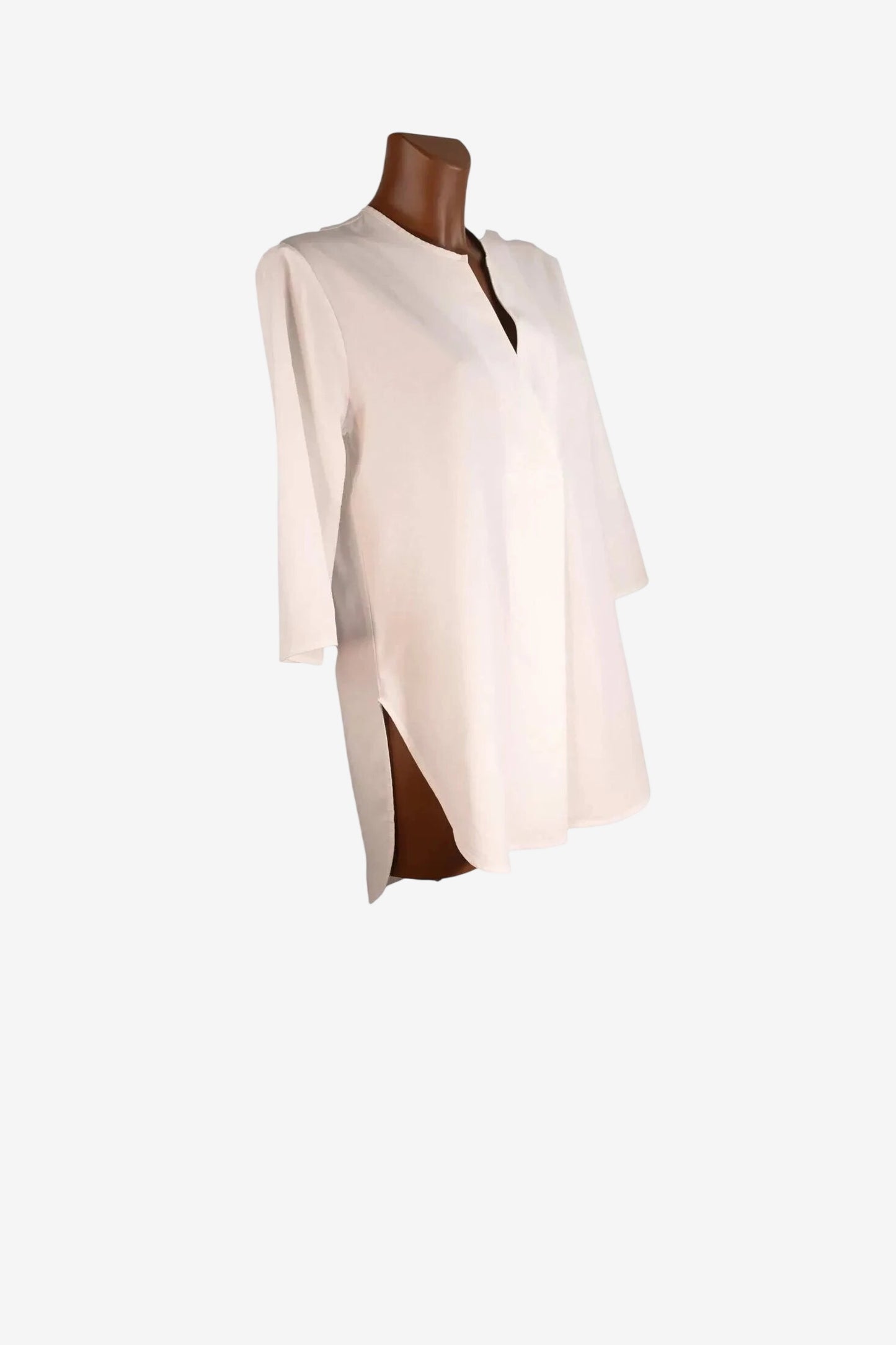 Blusa bianca in misto viscosa e lino con scollo a V, maniche a tre quarti e spacchi laterali.