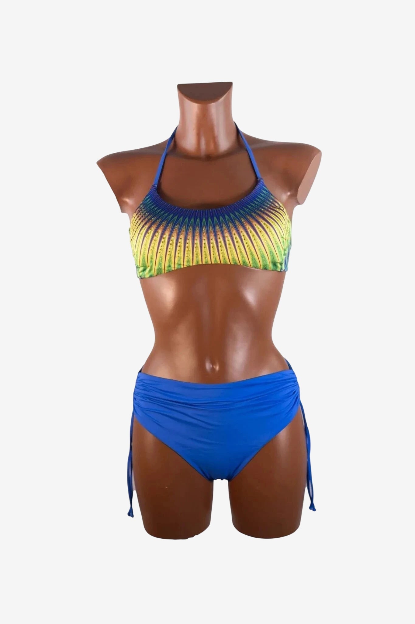 Bikini con bralette a fantasia e cristalli abbinato a uno slip a vita alta con coulisse laterali.