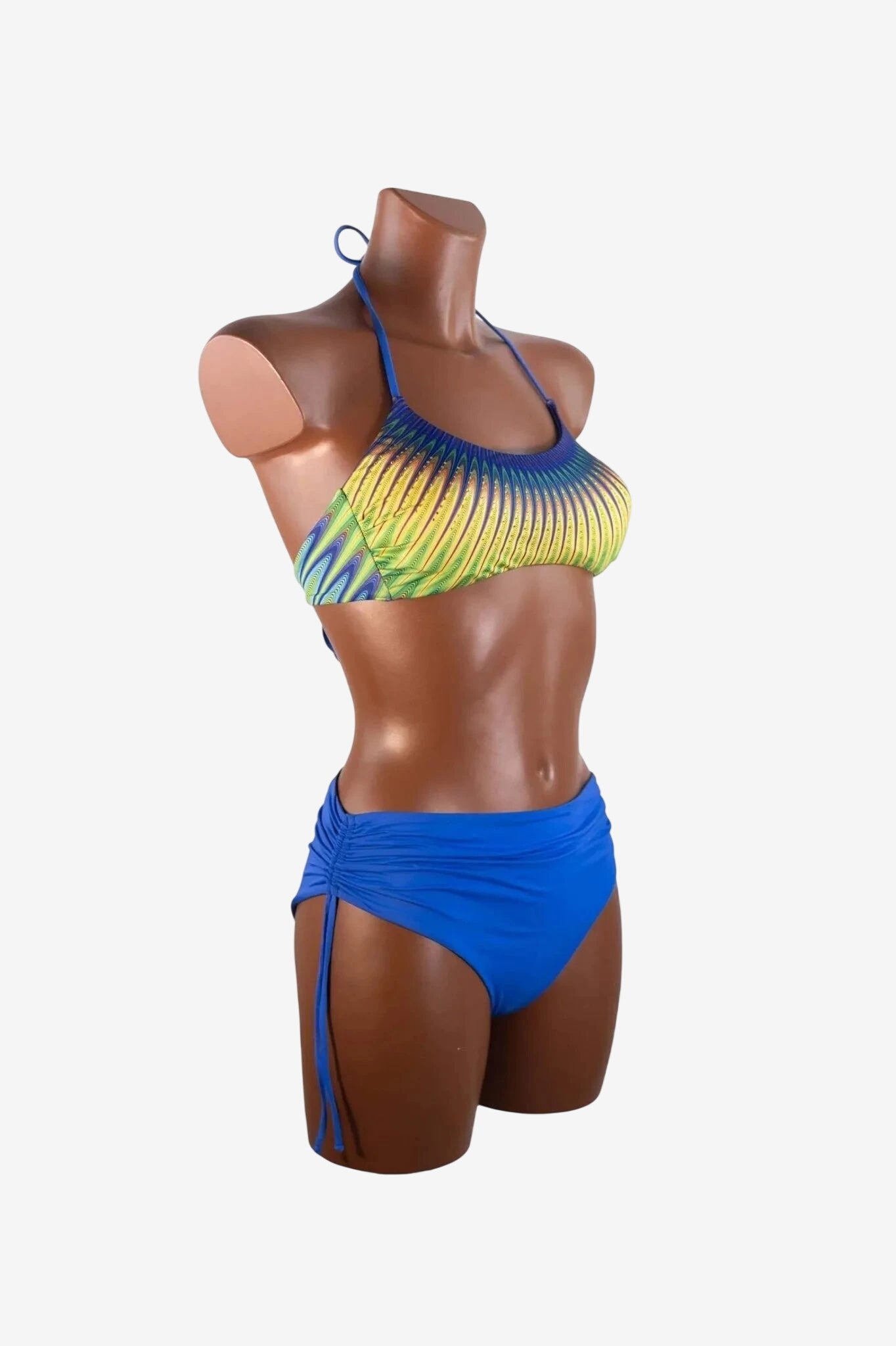 Bikini bralette con coppa estraibile e slip alto con coulisse laterale su manichino.