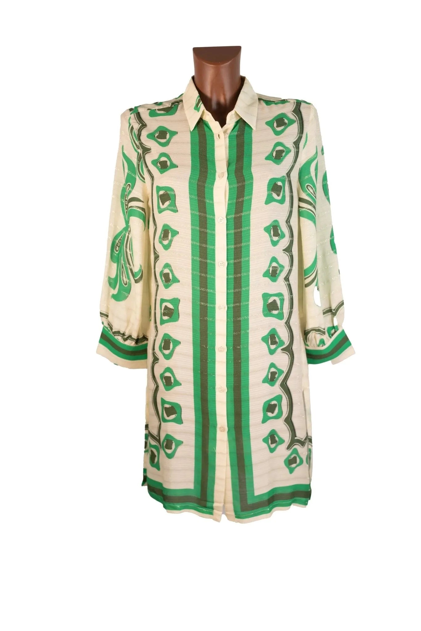 Camicione in viscosa color crema con fantasia geometrica verde e dettagli metallici luminosi.