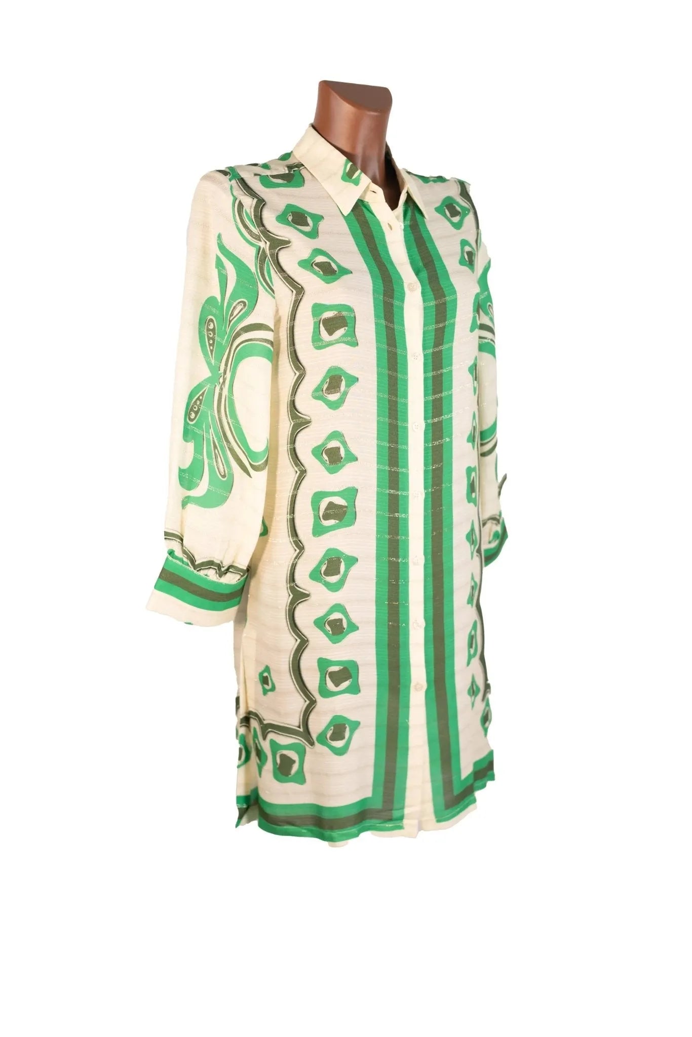 Camicione in viscosa color crema con fantasia geometrica verde e dettagli metallici luminosi.