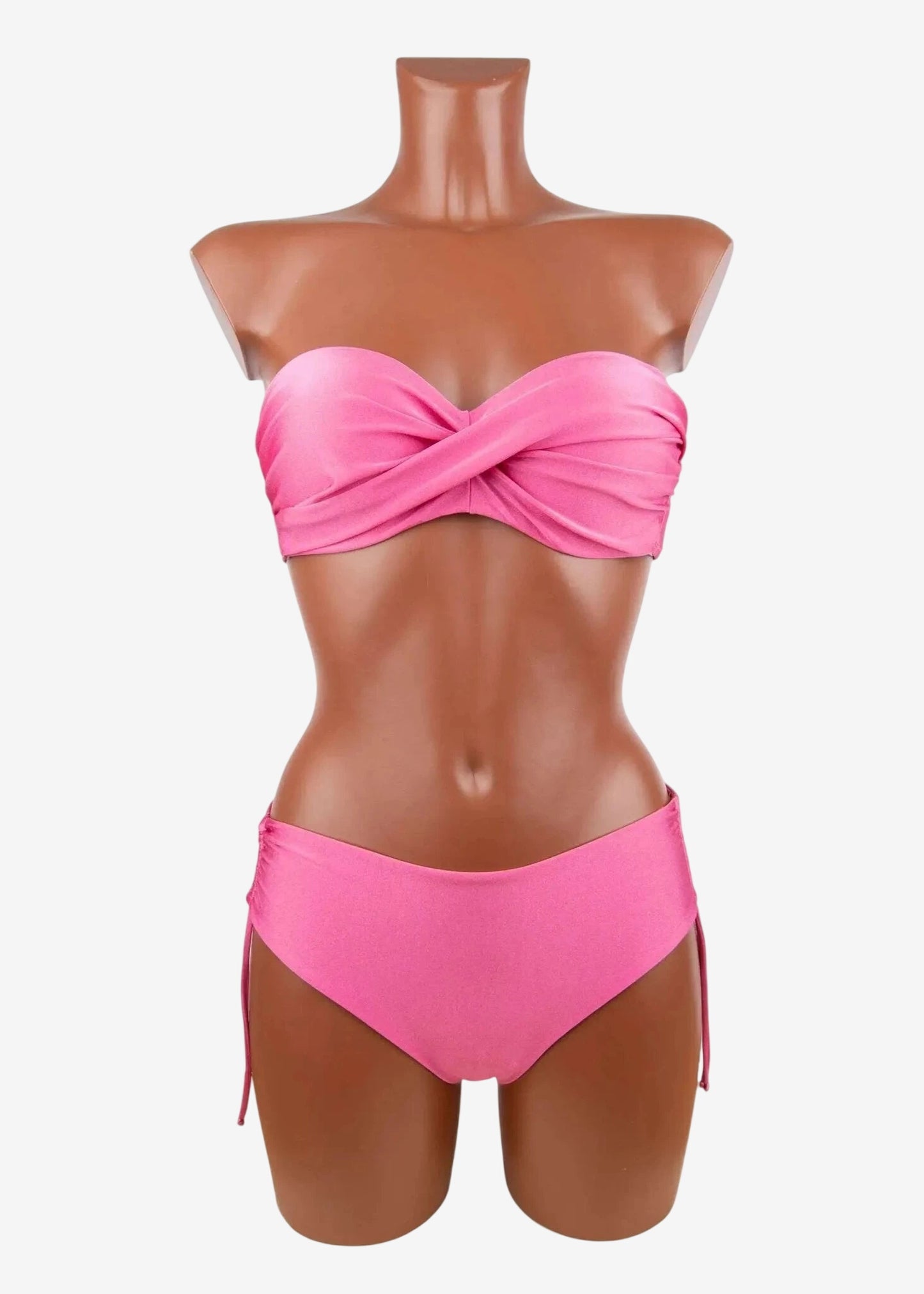 Bikini balconette color azalea con reggiseno a fascia incrociato e slip con coulisse laterale.