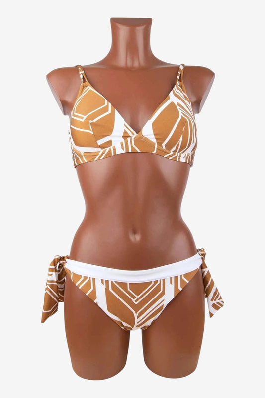 Bikini con ferretto e fantasia geometrica bicolore oro e bianco con slip a fiocchi laterali.