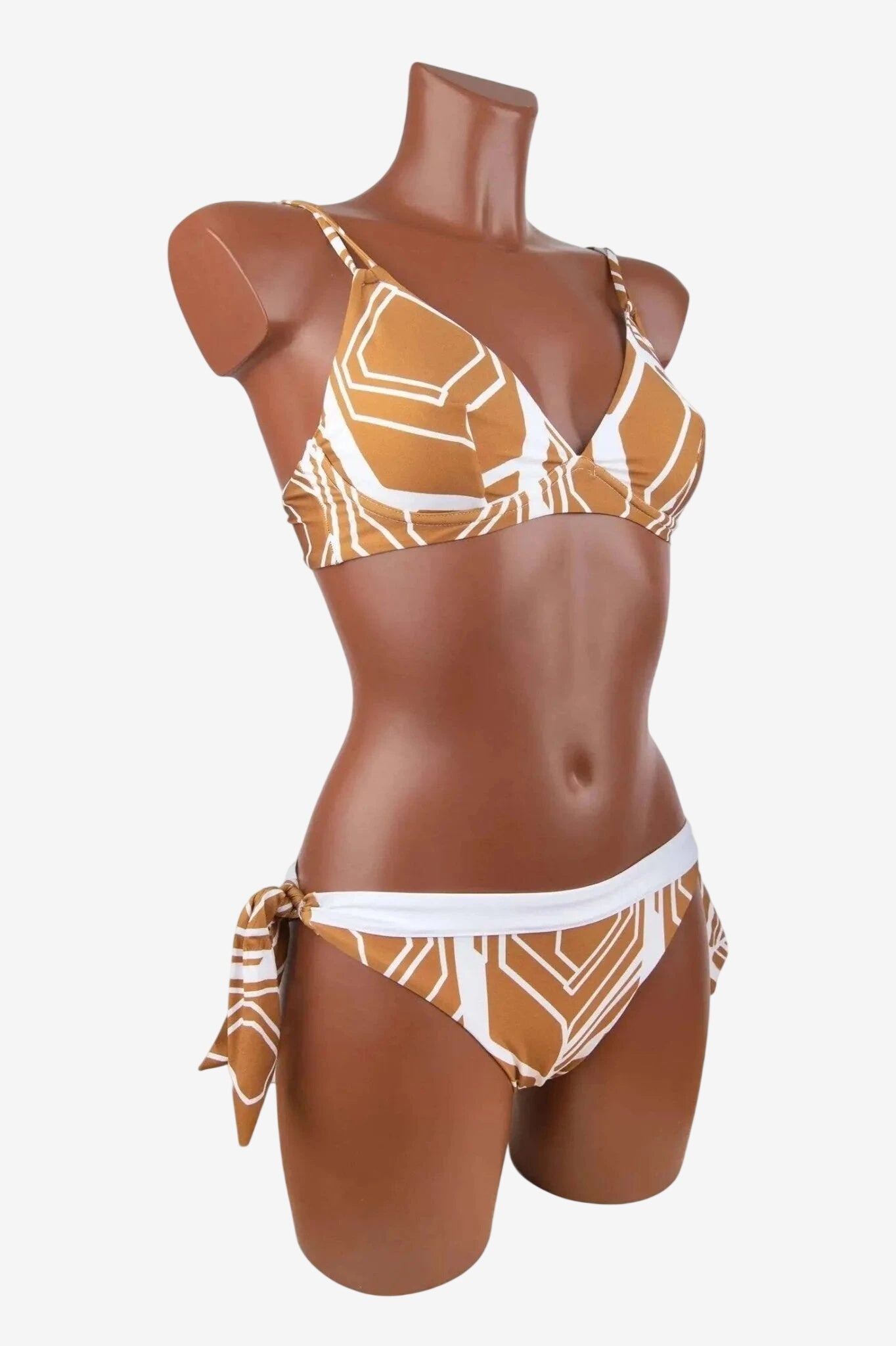 Bikini con ferretto e fantasia geometrica bicolore, dotato di spalline doppie e slip con fiocchi.