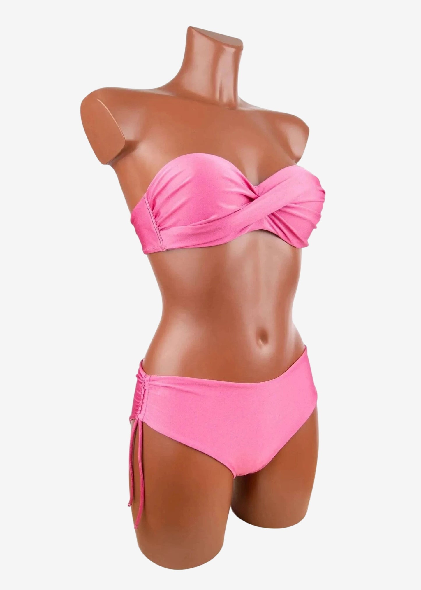 Bikini balconette color azalea con reggiseno a coppa C e slip con coulisse laterale.