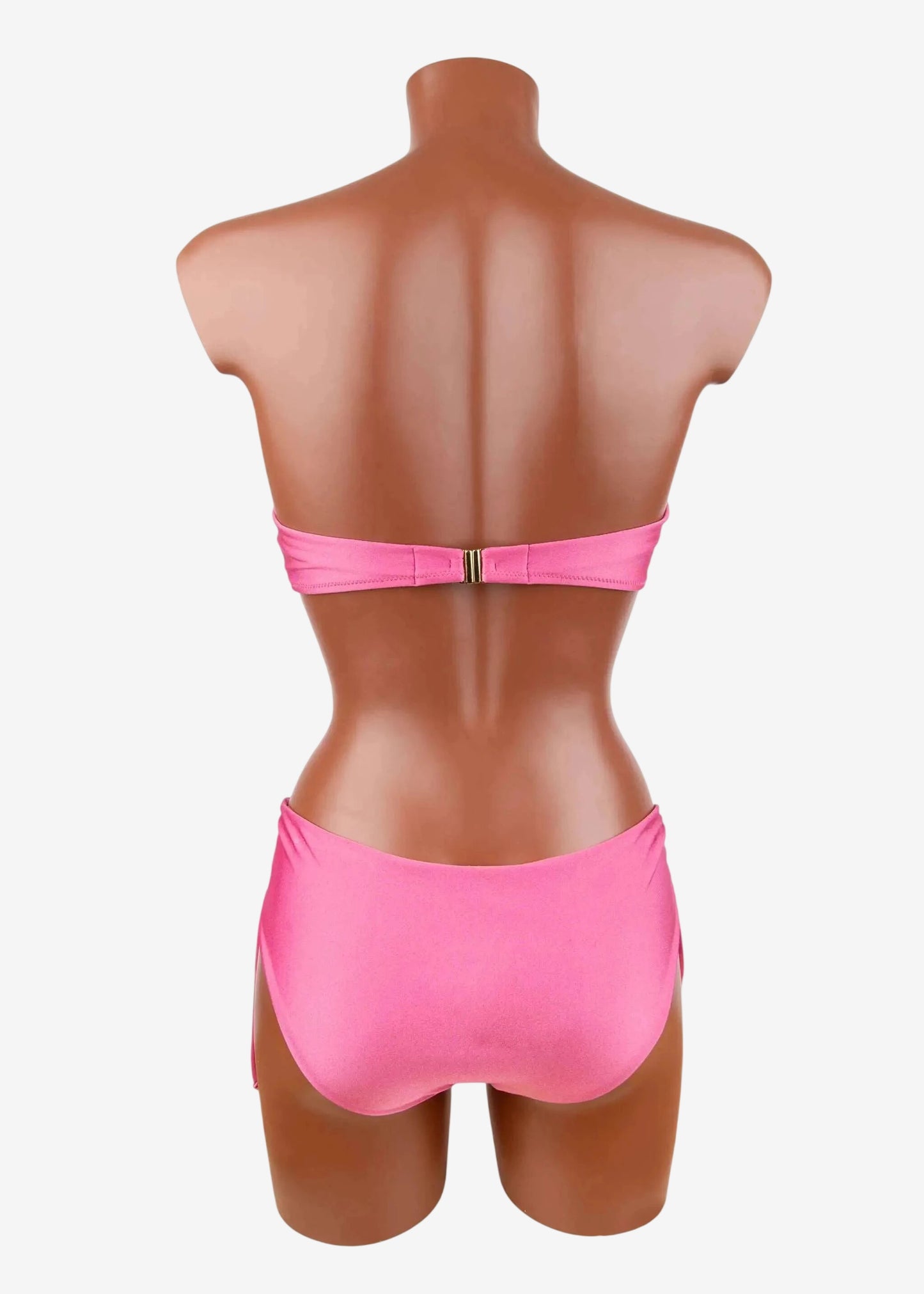 Bikini balconette color azalea con reggiseno a ferretto e slip regolabile con coulisse laterale.