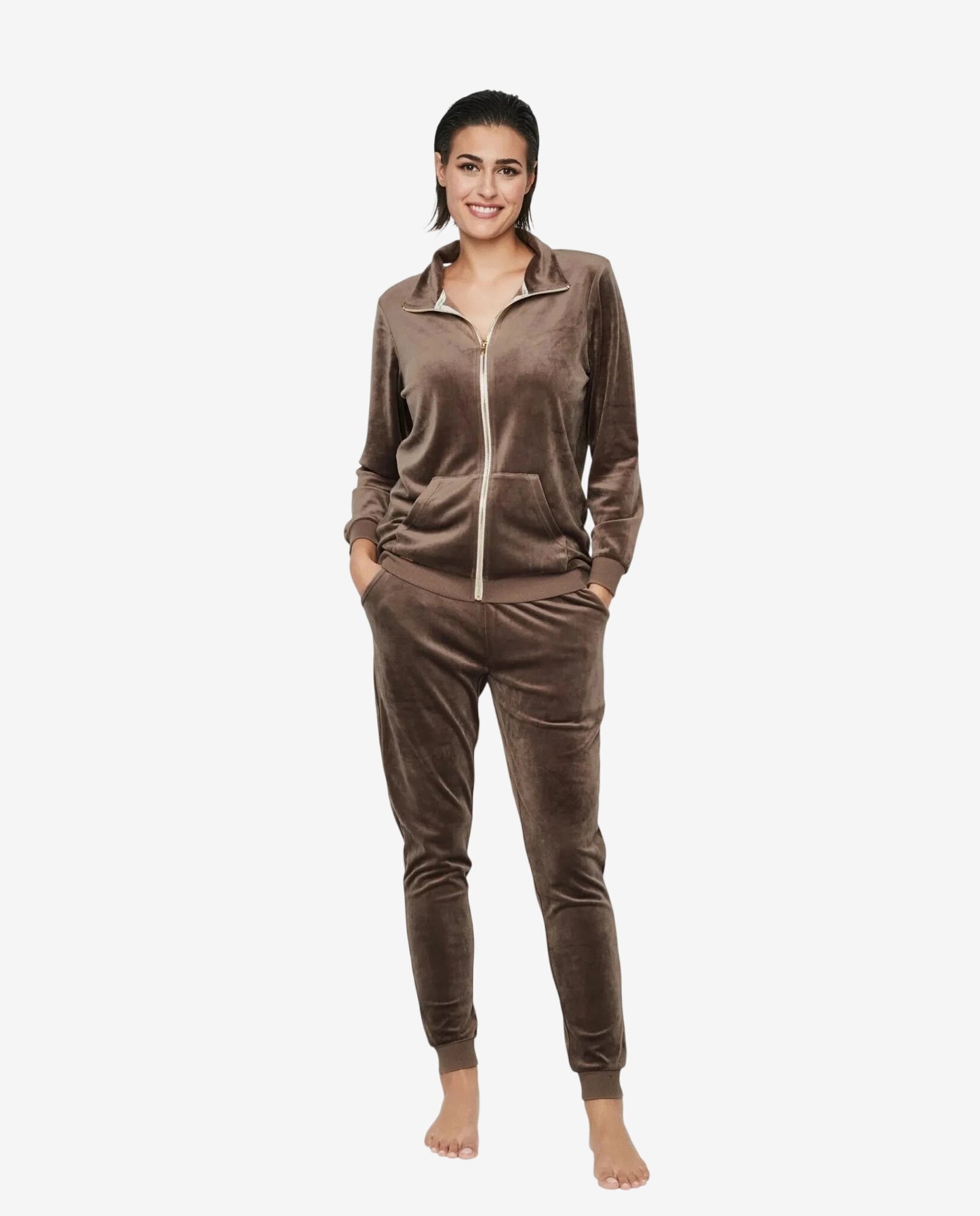 Modella che indossa una tuta in ciniglia marrone con zip frontale e pantaloni coordinati.