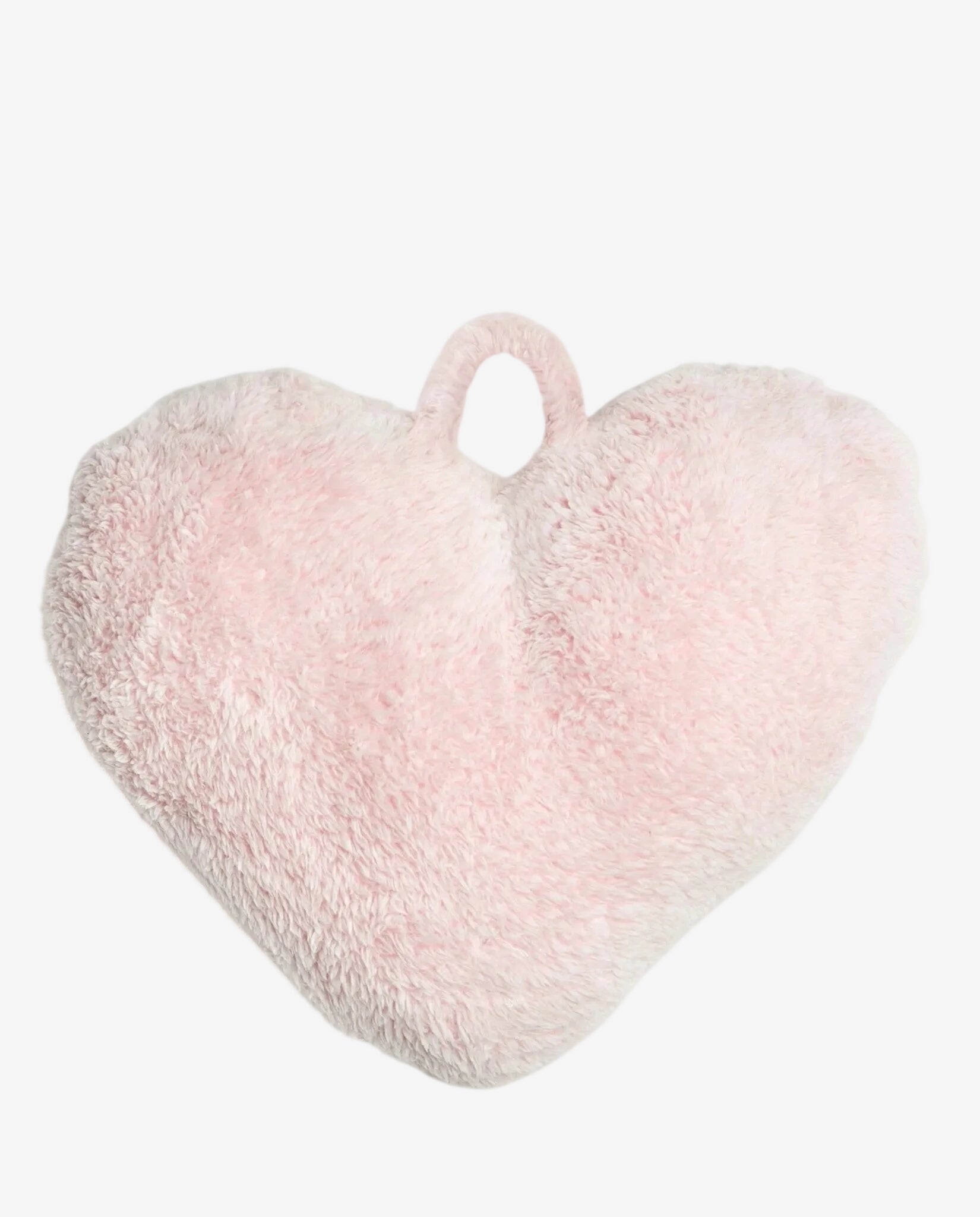 Un cuscino a forma di cuore in morbido tessuto peluche di colore rosa chiaro.