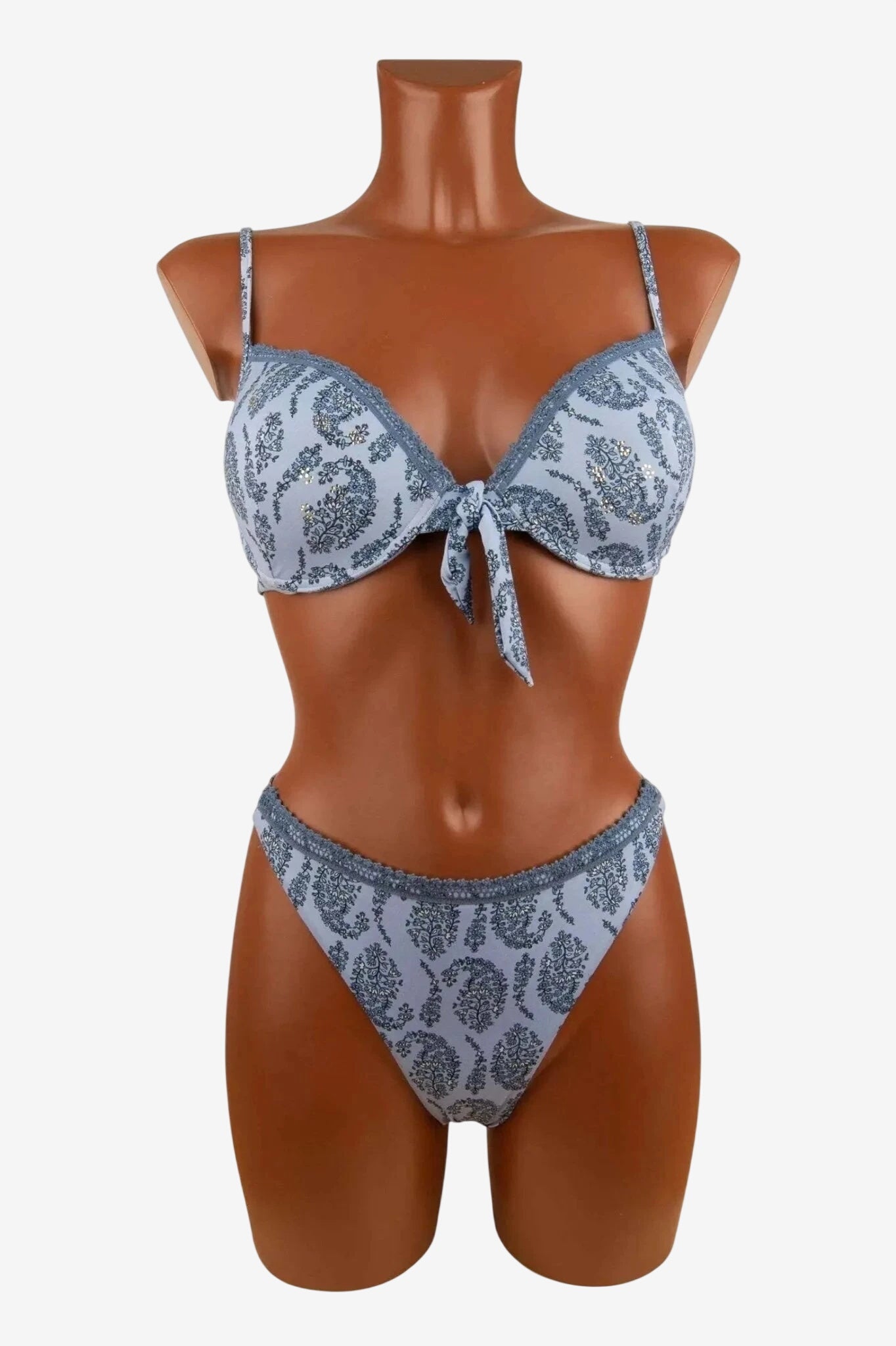 Bikini push up celeste con fantasia cachemire e rifiniture in passamaneria.