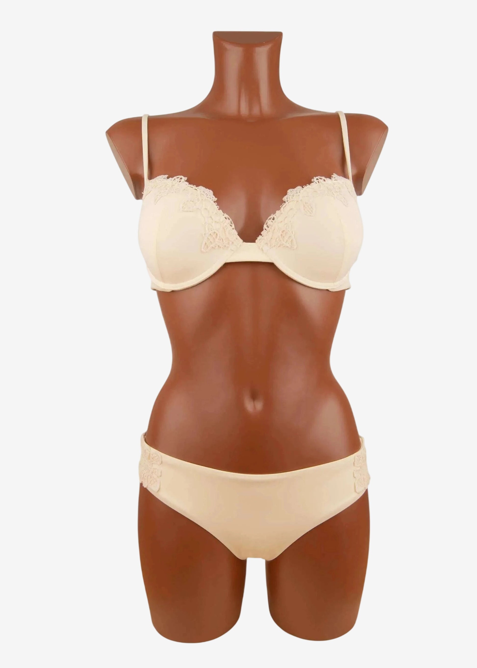 Bikini push up avorio Raffaela D'Angelo con ferretto e dettagli in pizzo su manichino.