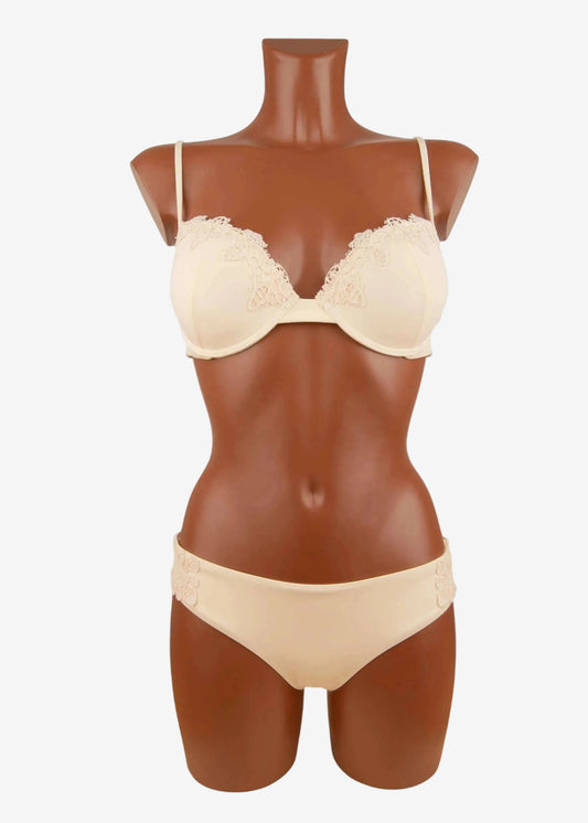 Bikini push up avorio Raffaela D'Angelo con ferretto e dettagli in pizzo su manichino.