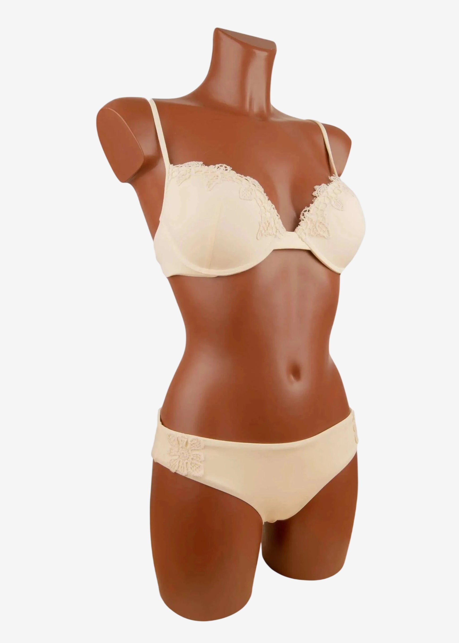 Bikini push up color avorio con ferretto e dettagli in pizzo su un manichino.