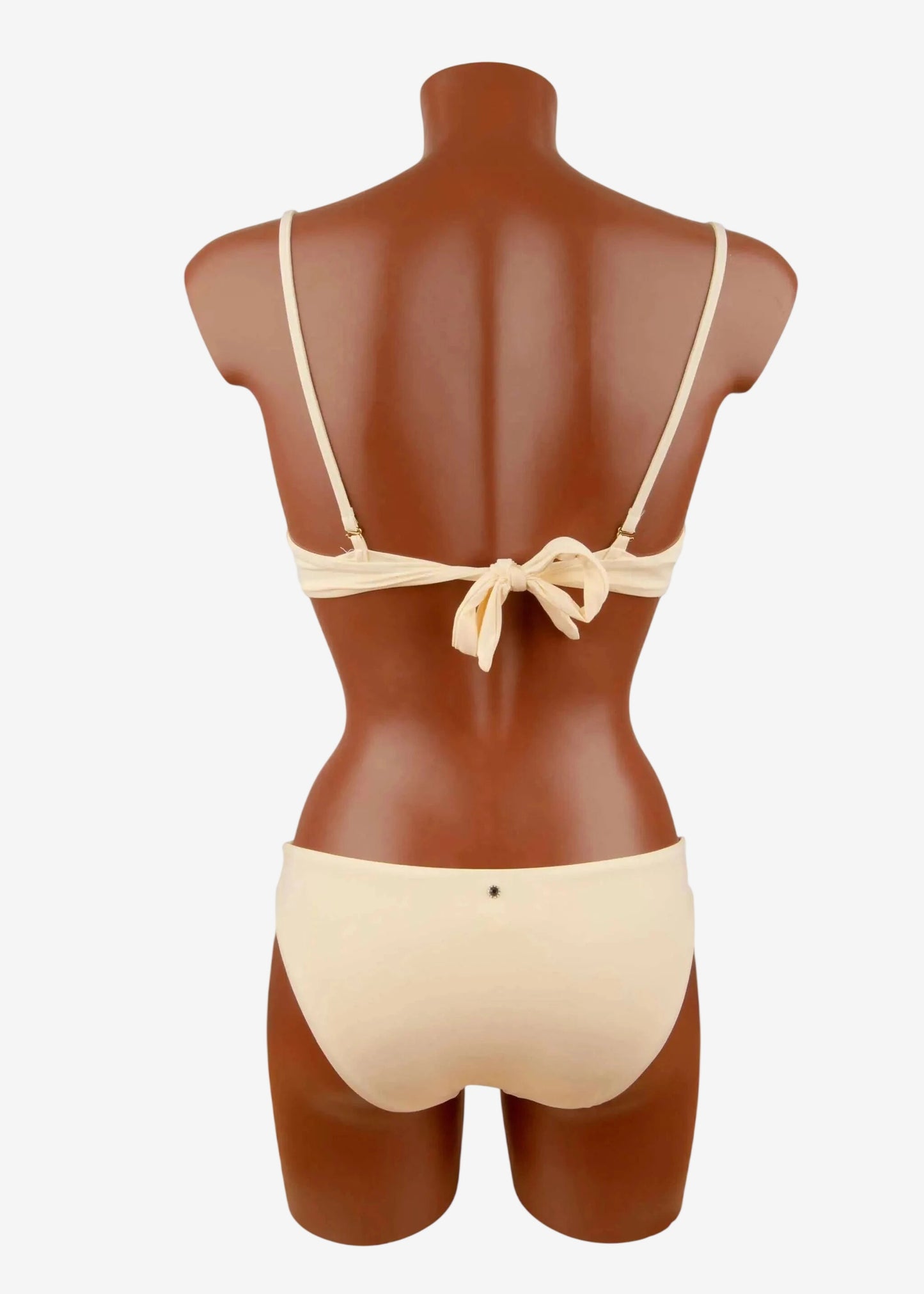 Vista posteriore di un bikini push-up color avorio con chiusura a fiocco sulla schiena.
