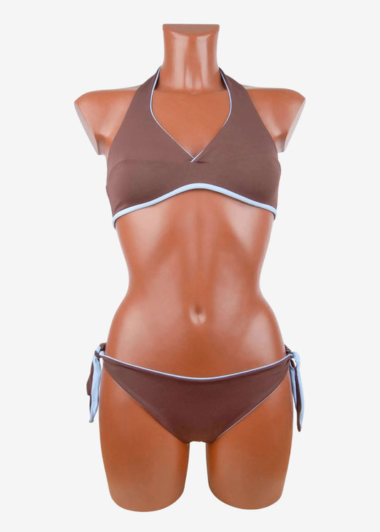 Bikini a vela double face marrone e azzurro con top a triangolo e slip con laccetti laterali.