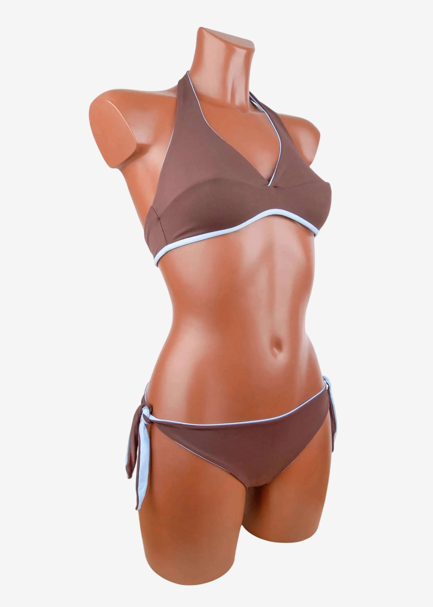 Bikini a vela double face marrone e azzurro con top a triangolo e slip con fiocchi laterali.