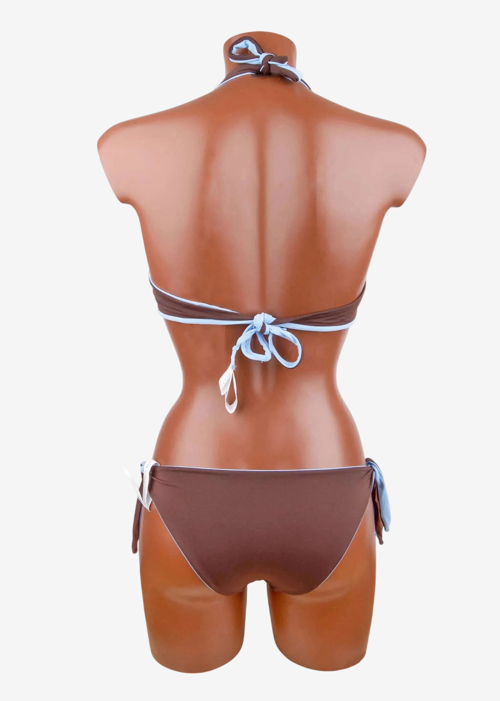 Bikini a vela reversibile marrone e azzurro con top a triangolo e slip con fiocchi laterali.