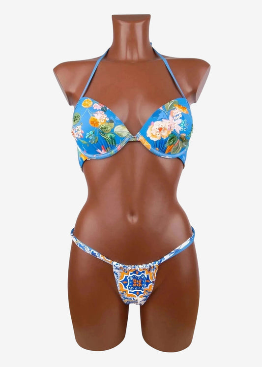 Bikini con coppa push-up e ferretto caratterizzato da una vivace fantasia mediterranea.