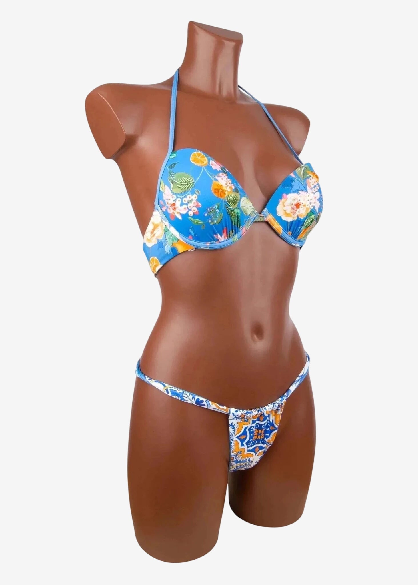 Bikini con coppa push-up e ferretto caratterizzato da una fantasia mediterranea su fondo blu.
