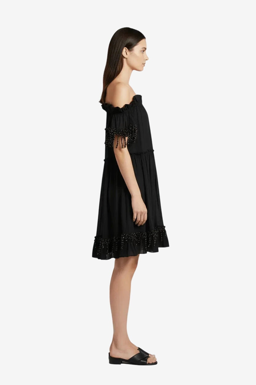 Abito corto nero con spalle scoperte, maniche con dettagli frou frou e decorazioni in lurex oro.