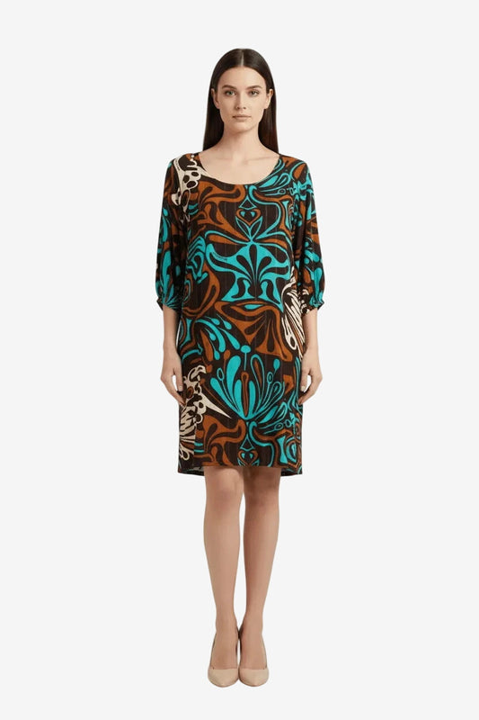 Abito corto Miss Bikini con stampa astratta multicolore su fondo marrone e maniche a tre quarti.