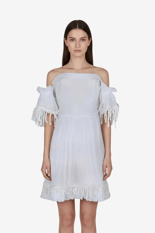Abito corto bianco con spalle scoperte, maniche frou frou e dettagli in lurex oro.