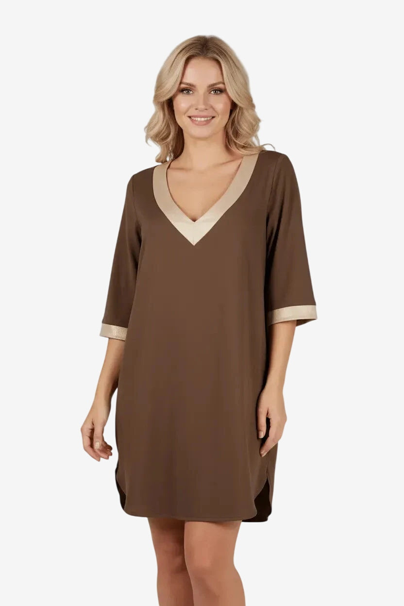 Abito corto marrone con scollo a V e bordi a contrasto color crema.