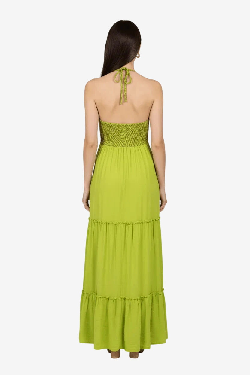 Abito lungo verde lime con busto in lurex, allacciatura al collo e gonna a balze.