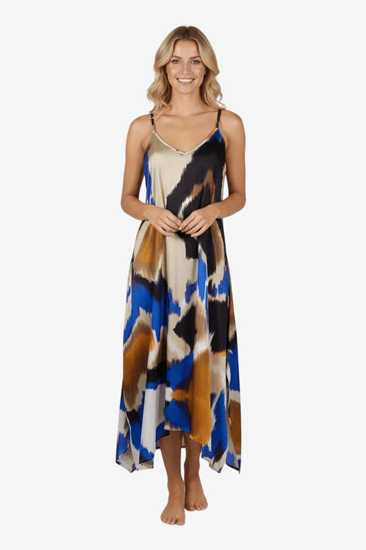 Modella indossa un abito lungo estivo con spalline sottili e stampa astratta multicolore.