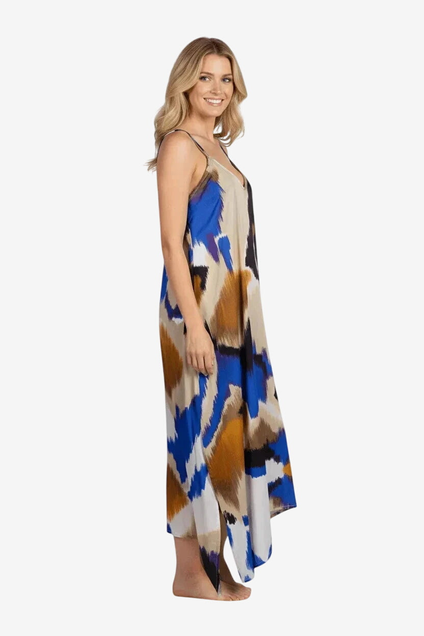 Modella indossa un abito lungo estivo senza maniche con stampa astratta blu, marrone e beige.