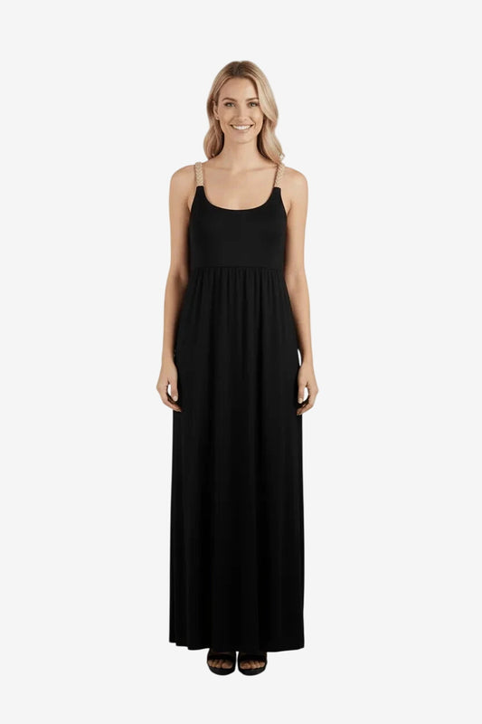 Modella indossa un abito lungo nero senza maniche con spalline intrecciate color corda.