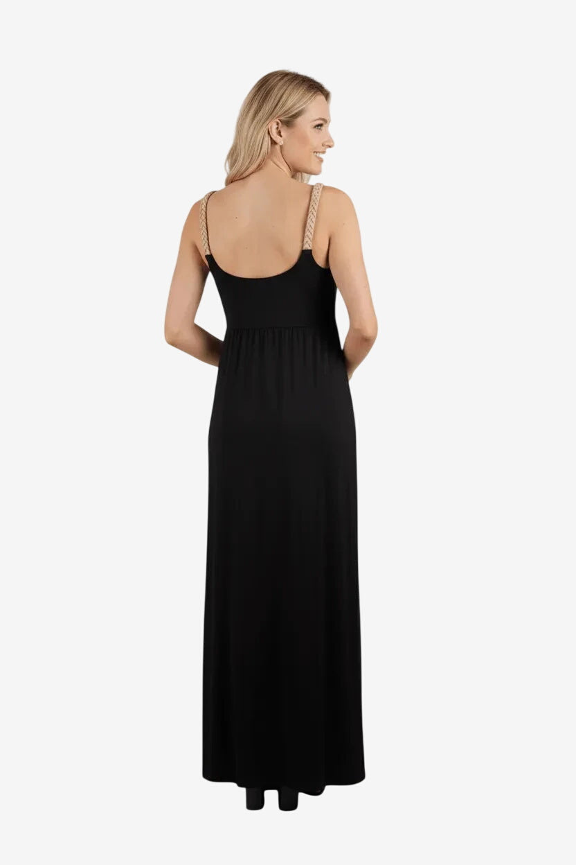 Donna di spalle indossa un abito lungo nero elegante con spalline intrecciate color corda.