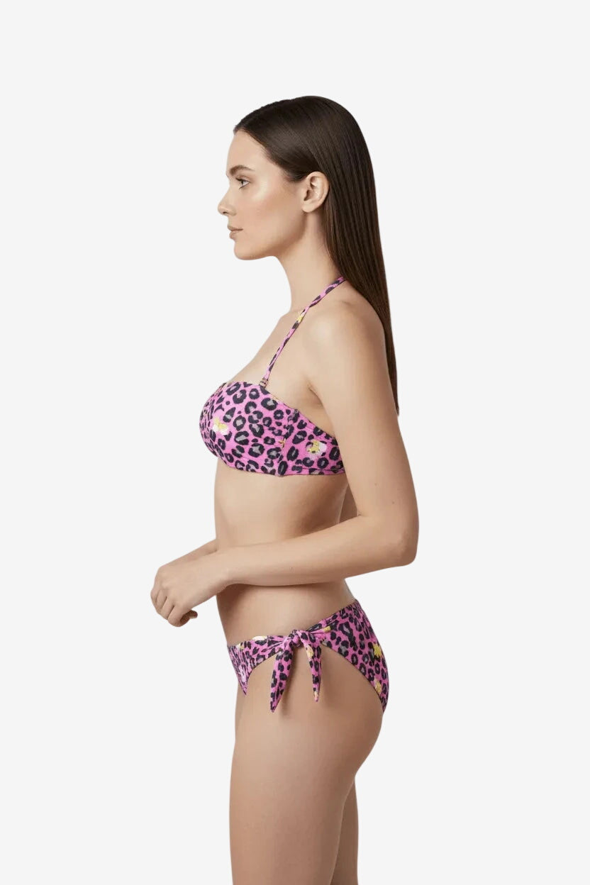 Bikini a fascia rosa con stampa animalier, imbottitura leggera e slip con lacci laterali.