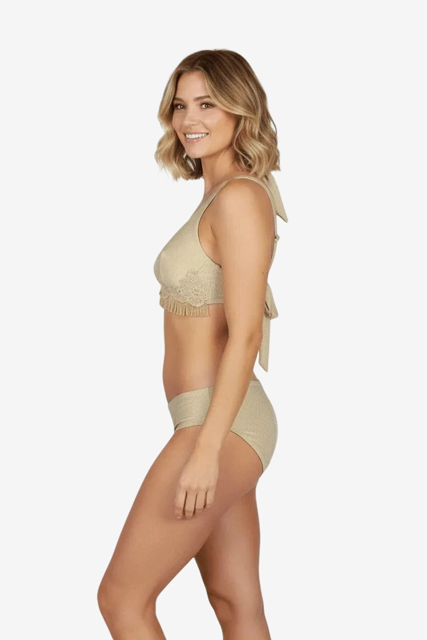 Bikini Raffaela D'Angelo color oro con ferretto, dettagli in pizzo e chiusura posteriore a fiocco.