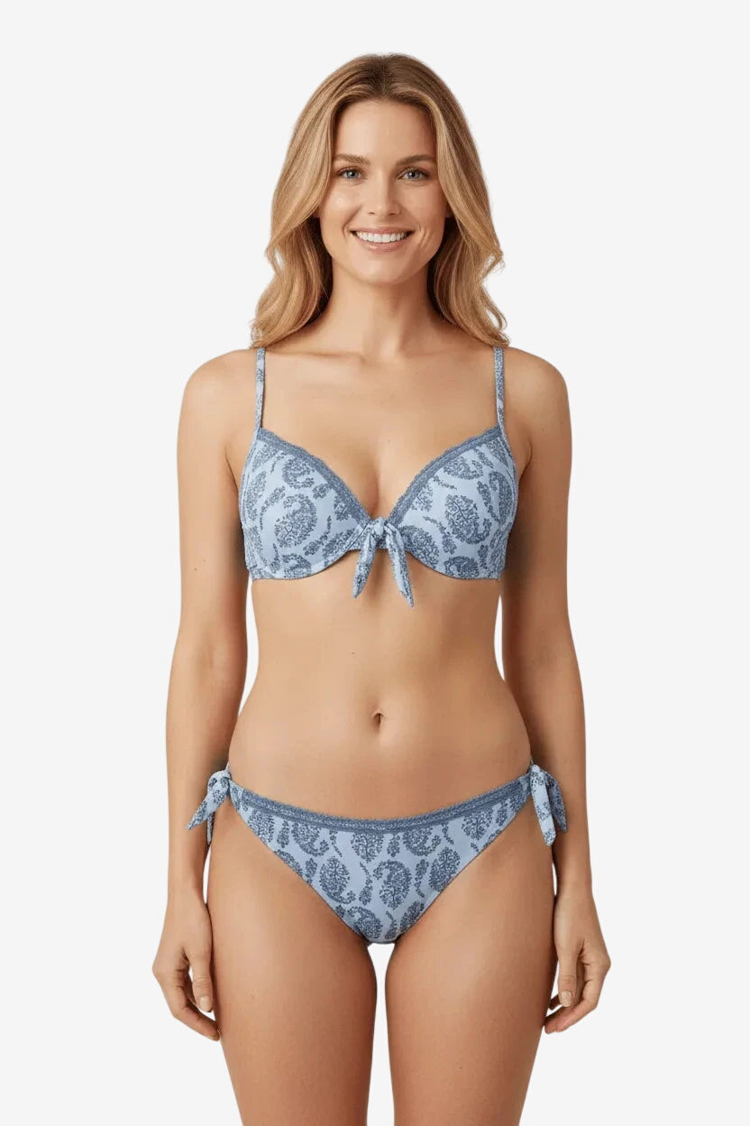 Bikini push up celeste con fantasia cachemire, ferretto e slip regolabile con laccetti.