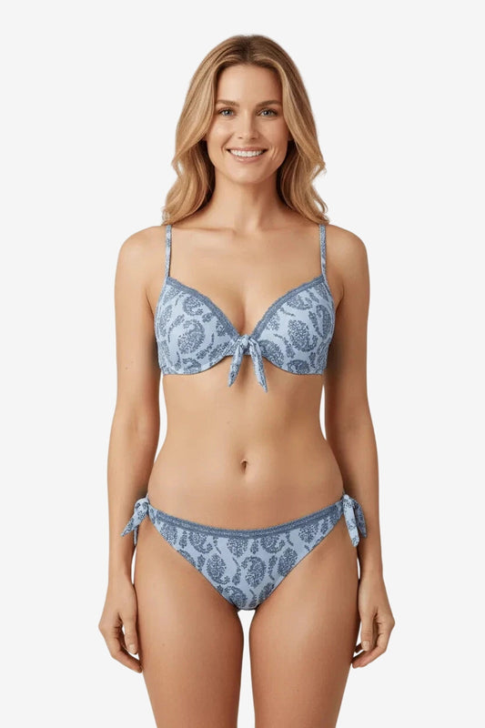 Bikini push up celeste con fantasia cachemire, ferretto e slip regolabile con laccetti.