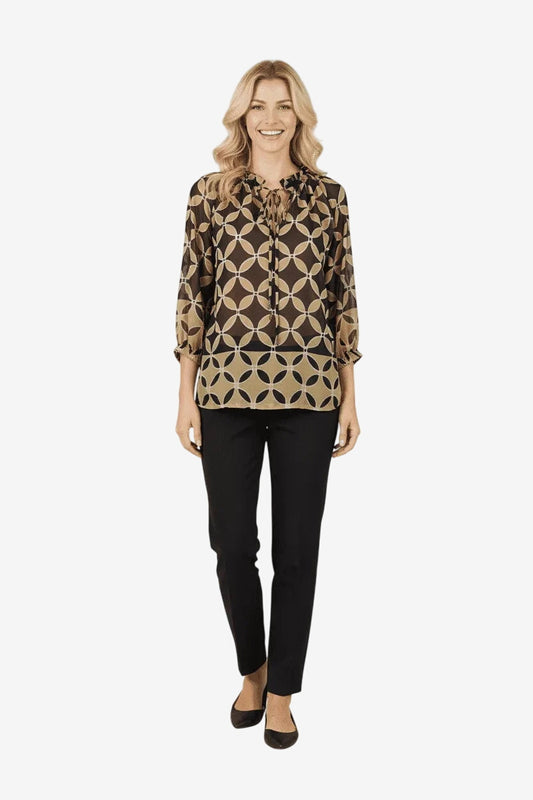 Blusa Roidal da donna con fantasia geometrica color sabbia e maniche a tre quarti.