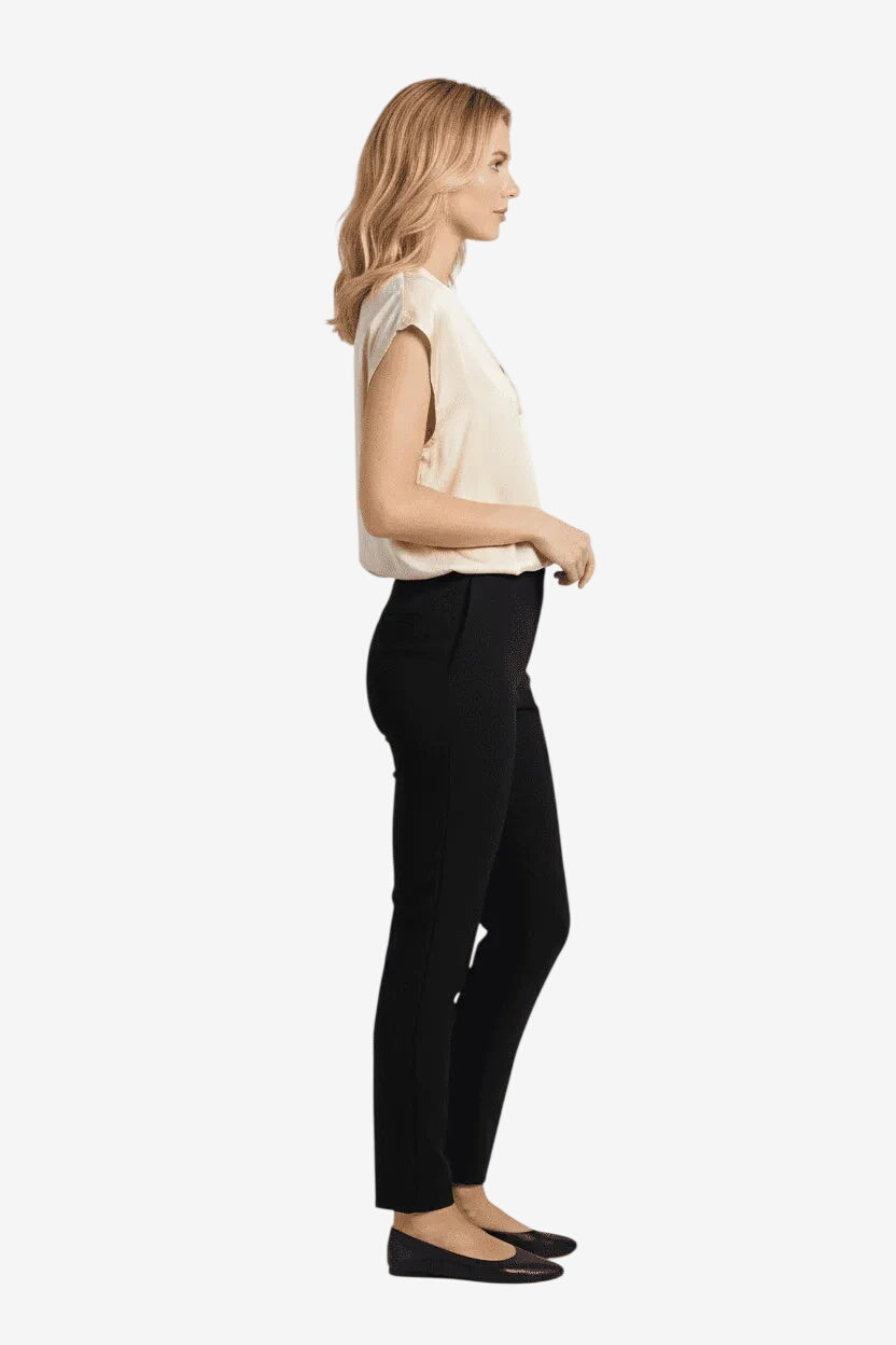 Una modella indossa una blusa My Soho color sabbia in viscosa abbinata a pantaloni neri.