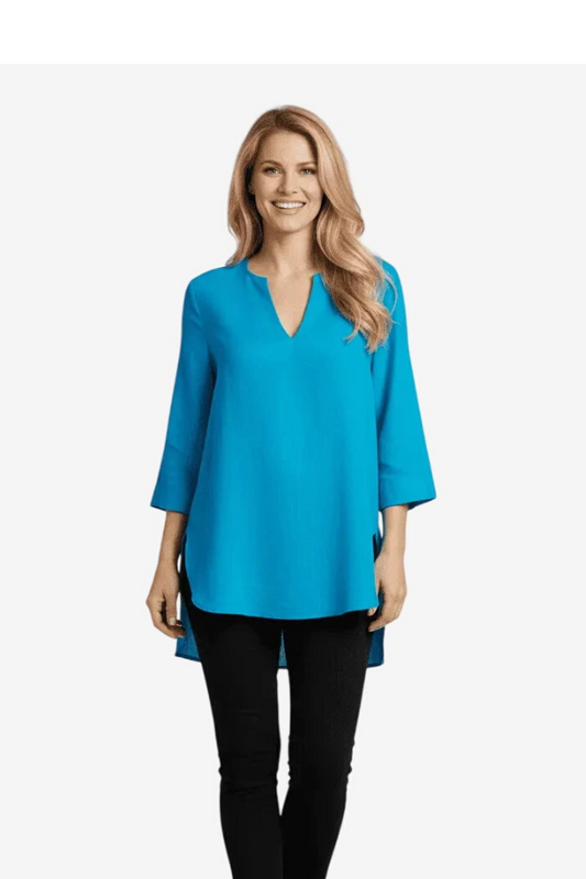 Blusa azzurra in misto lino con scollo a V e maniche a tre quarti.
