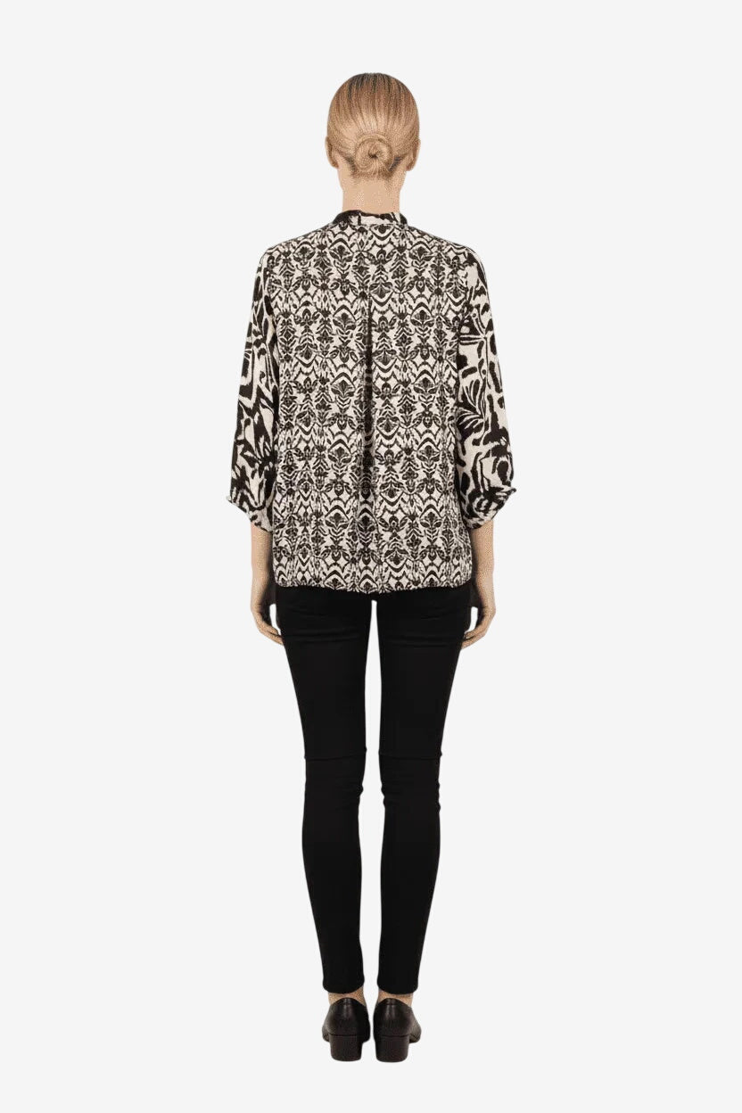 Blusa da donna Moki B in viscosa con stampa damascata nera vista di spalle.