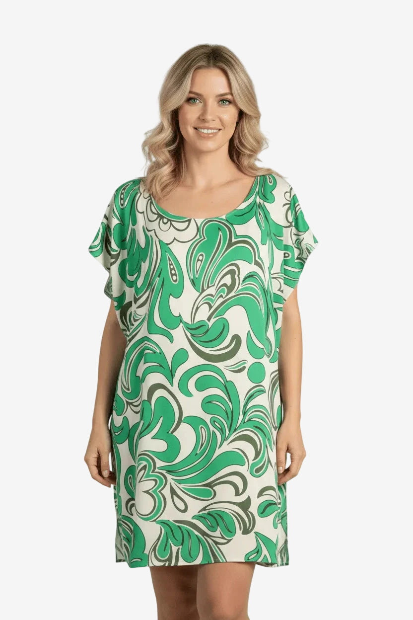Modella che indossa un caftano corto con scollo rotondo e fantasia astratta verde su fondo bianco.