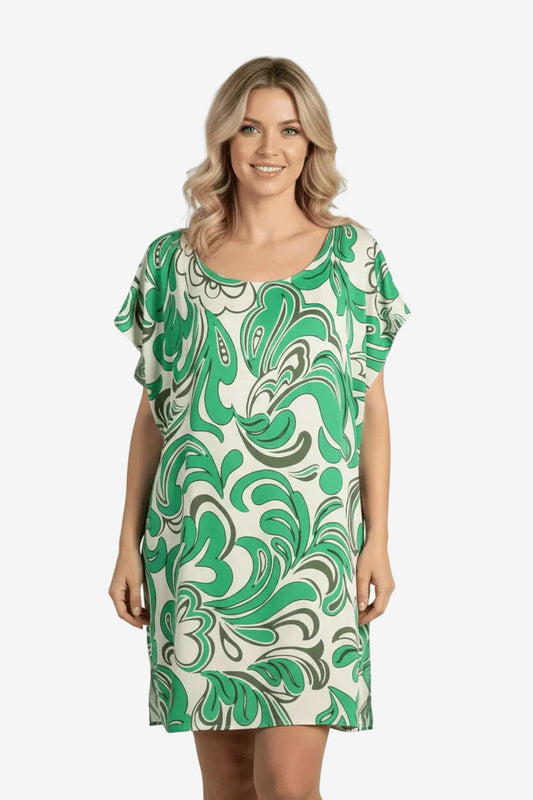 Modella che indossa un caftano corto con scollo rotondo e fantasia astratta verde su fondo bianco.