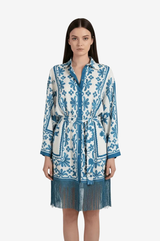 Camicione kimono bianco e blu con fantasia pavone, cintura in vita e frange lurex sul fondo.