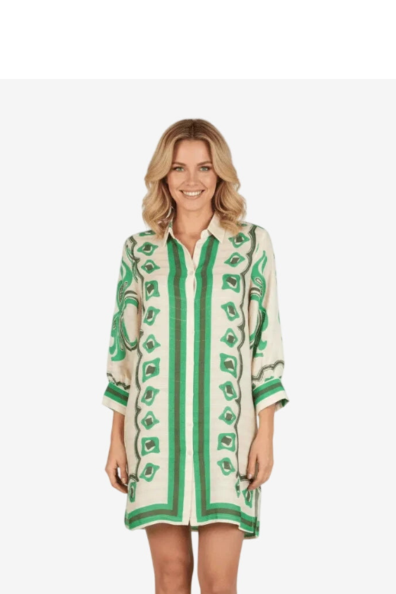Donna che indossa un camicione in viscosa color crema con fantasia geometrica verde.