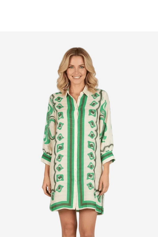 Donna che indossa un camicione in viscosa color crema con fantasia geometrica verde.