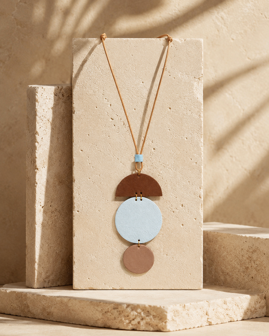 Collana artigianale in pelle bicolore cielo e beige.