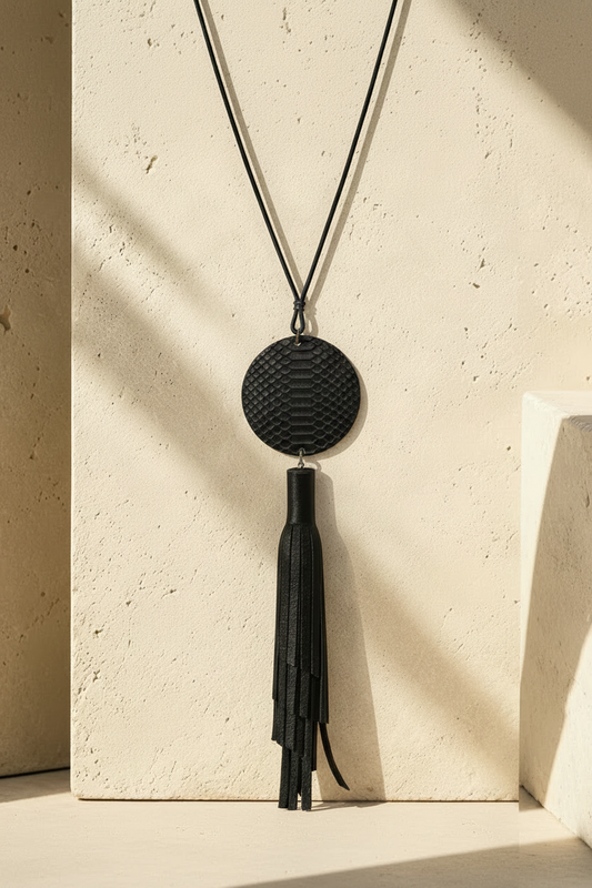 Collana artigianale con nappa in vera pelle nera effetto pitone.