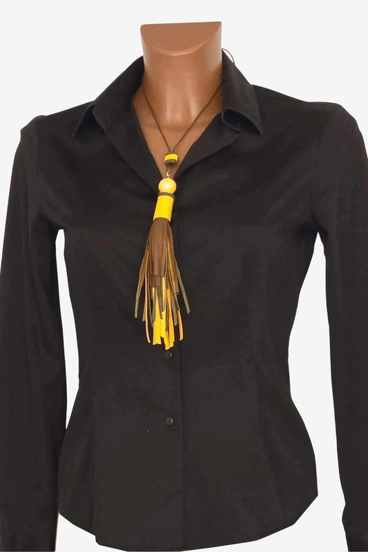 Collana artigianale con nappa in pelle multicolor e perla in ceramica su camicia nera.