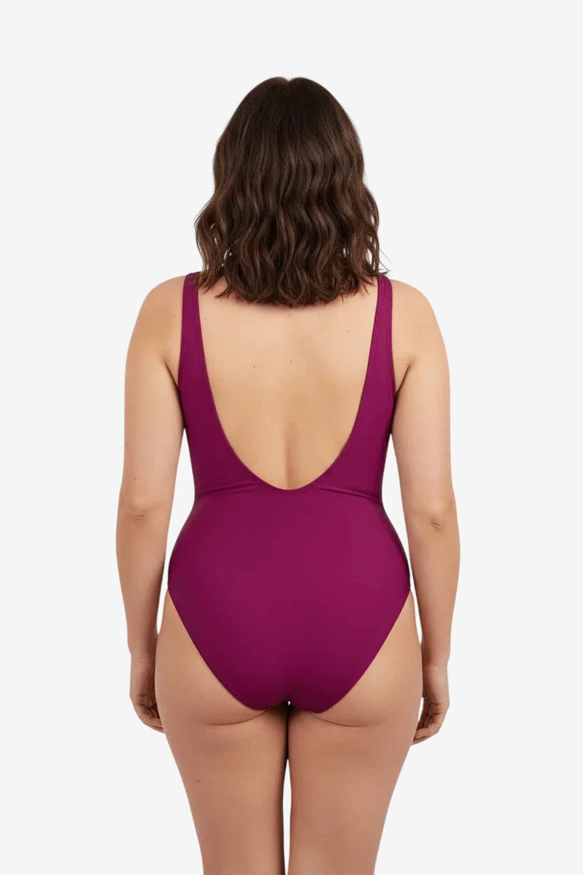 Vista posteriore di un costume intero Roidal color bordeaux con scollo profondo sulla schiena.