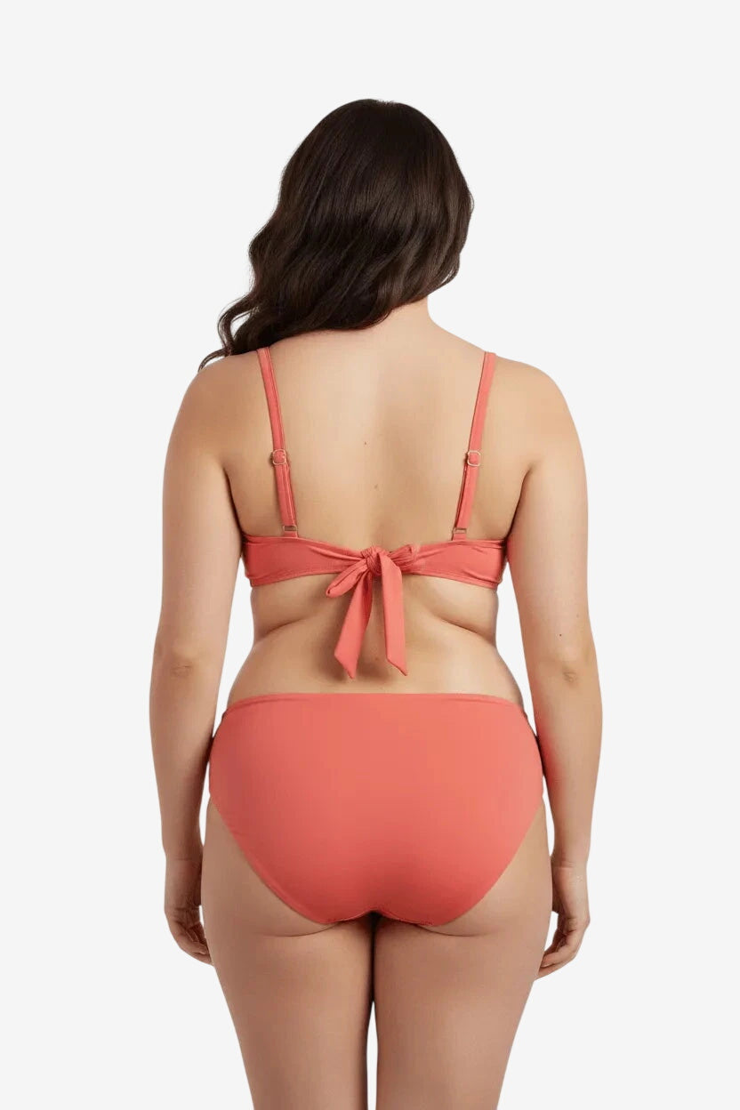 Vista posteriore di un bikini color corallo con reggiseno a triangolo e slip a vita media.
