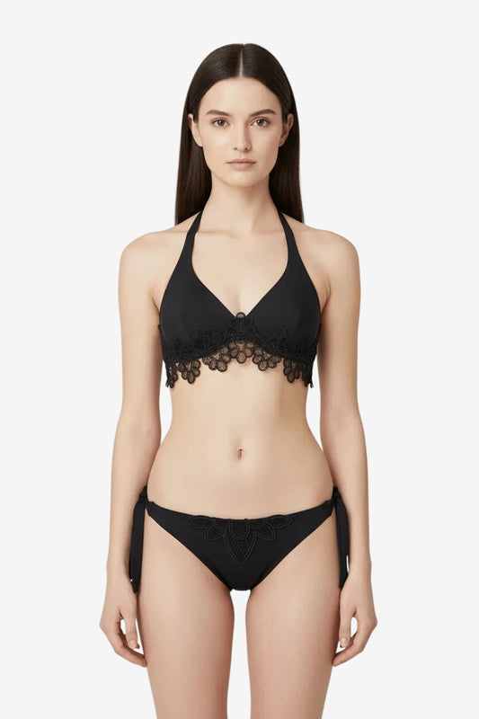 Bikini nero con ferretto, coppa C senza imbottitura e dettagli in macramè.